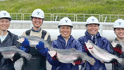 知多クールサーモンを抱えたスタッフ